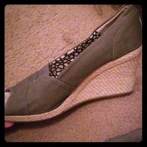 Women's wedge Tom's size 8.5
